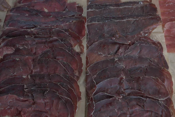 切碎的治愈bresaola 。 Bresaola -意大利牛肉干. — 图库照片