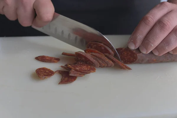 Salsiccia spagnola tradizionale - chorizo. Chorizo - la salsiccia spagnola stagionata più tradizionale — Foto Stock
