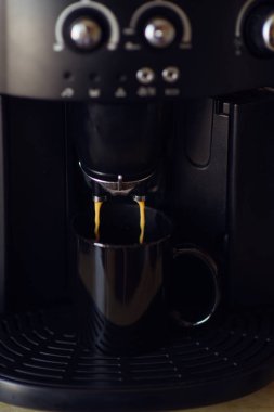 lezzetli bir yerli espresso makinesinden dökülür varlık espresso fincan