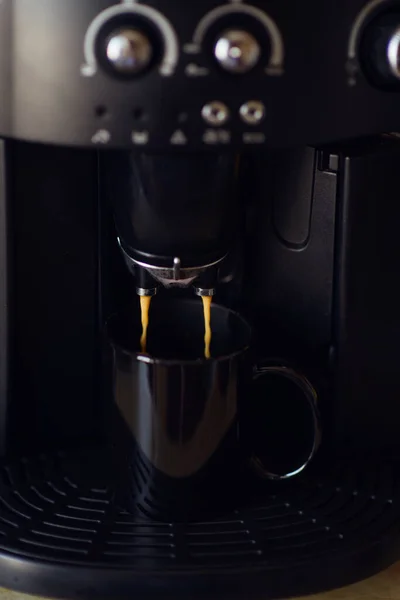 Délicieuse tasse d'expresso versée à partir d'une machine à expresso domestique — Photo