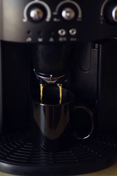 Deliciosa xícara de café expresso sendo derramado de uma máquina de café expresso doméstico — Fotografia de Stock