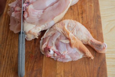 ahşap rustik arka plan üzerinde organik çiğ bütün tavuk