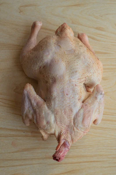 Οργανικές νωπό ολόκληρο κοτόπουλο σε ξύλινα ρουστίκ φόντο — Φωτογραφία Αρχείου