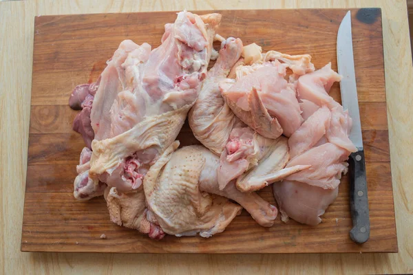 Frango inteiro cru orgânico em fundo rústico de madeira — Fotografia de Stock