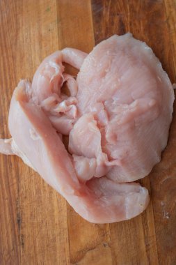 Masadaki tahtadan taze tavuk eti. Seçici odaklanma. Kırsal biçim.