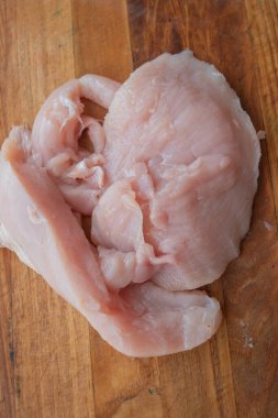 Masadaki tahtadan taze tavuk eti. Seçici odaklanma. Kırsal biçim.