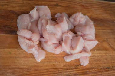 Masadaki tahtadan taze tavuk eti. Seçici odaklanma. Kırsal biçim.