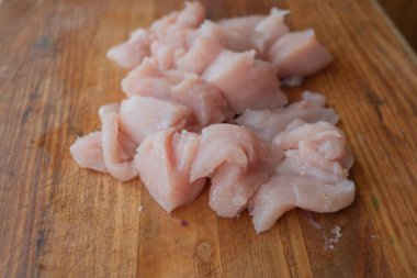 Masadaki tahtadan taze tavuk eti. Seçici odaklanma. Kırsal biçim.