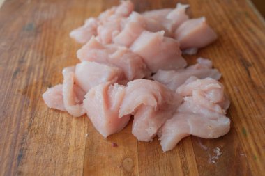 Masadaki tahtadan taze tavuk eti. Seçici odaklanma. Kırsal biçim.