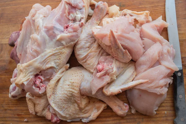 Pollo entero crudo orgánico sobre fondo rústico de madera —  Fotos de Stock