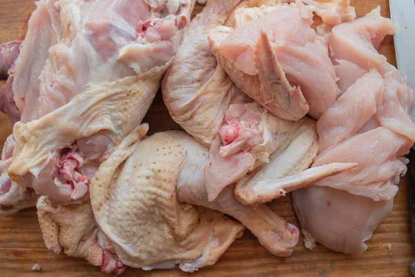 Frango inteiro cru orgânico em fundo rústico de madeira — Fotografia de Stock