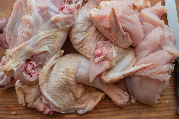Ahşap rustik arka plan üzerinde organik çiğ bütün tavuk — Stok fotoğraf