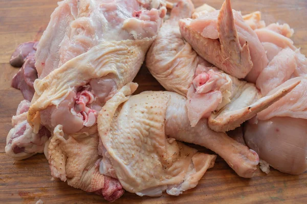Ahşap rustik arka plan üzerinde organik çiğ bütün tavuk — Stok fotoğraf