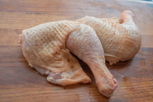 Frango inteiro cru orgânico em fundo rústico de madeira — Fotografia de Stock