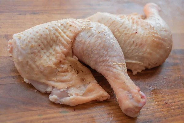 Frango inteiro cru orgânico em fundo rústico de madeira — Fotografia de Stock