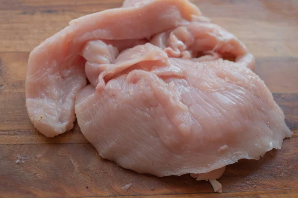 Carne fresca de pollo sobre tabla de madera sobre mesa. Enfoque selectivo. Estilo rústico . —  Fotos de Stock
