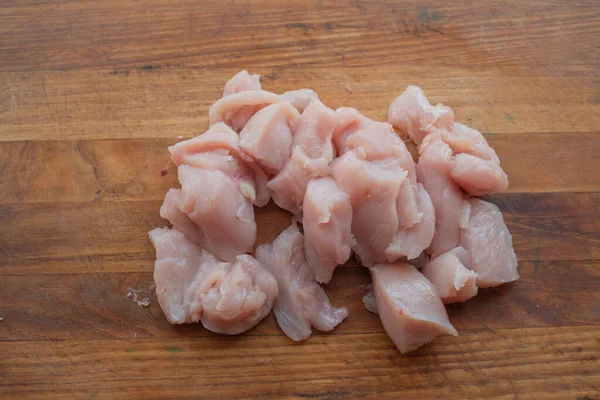 Carne di pollo fresca su tavola di legno. Concentrazione selettiva. Stile rustico . — Foto Stock