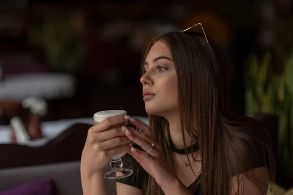 Schönheit Mädchen mit einem Glas Kaffee mit Sahne — Stockfoto
