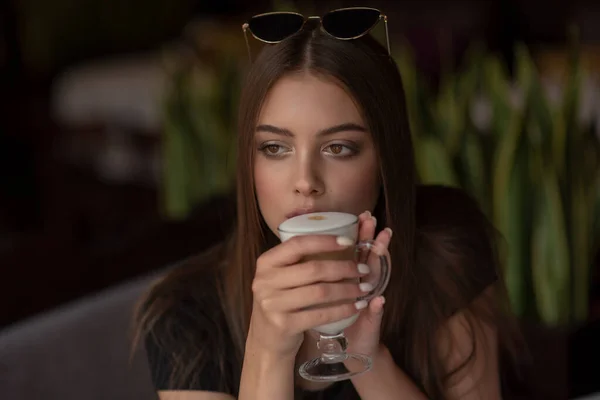 Schönheit Mädchen mit einem Glas Kaffee mit Sahne — Stockfoto