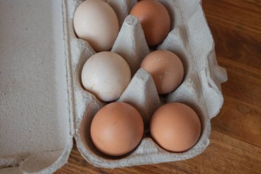 Çiftlikten organik tavuk yumurtası. Ev yapımı yumurta.