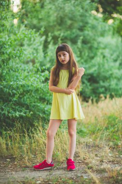 Kız ormanda yürüyor.