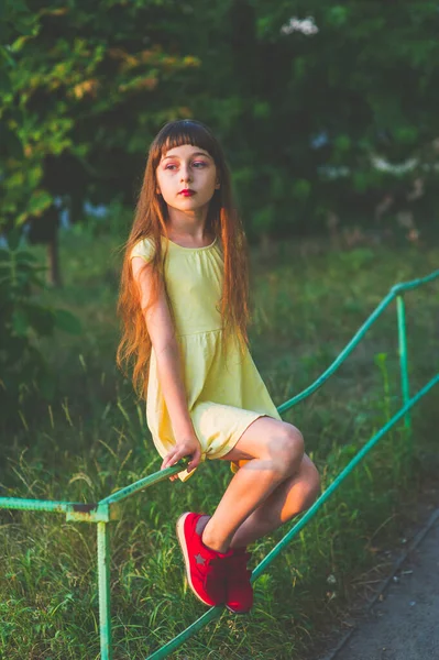 Fille marche dans les bois — Photo