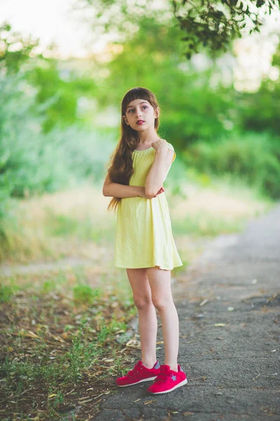 Chica camina en el bosque —  Fotos de Stock