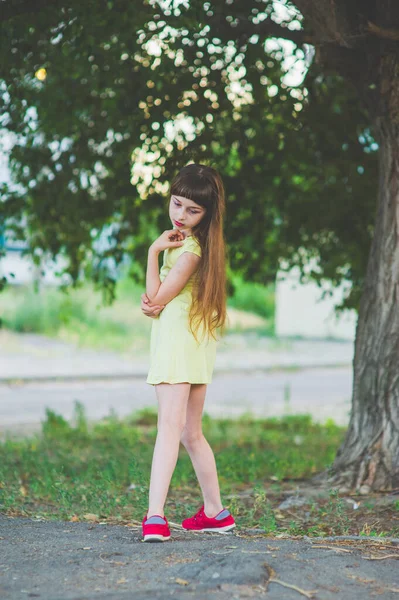 Chica camina en el bosque —  Fotos de Stock