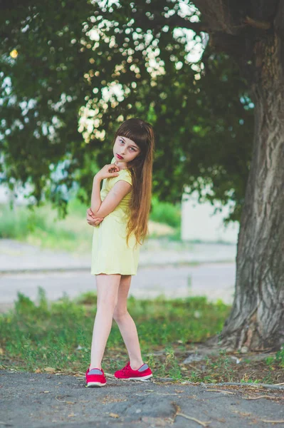 Chica camina en el bosque — Foto de Stock