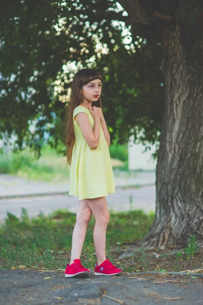 Chica camina en el bosque —  Fotos de Stock