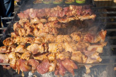 Metal şiş üzerinde yemek ızgara kebap. Barbeküde pişmiş kavrulmuş et.