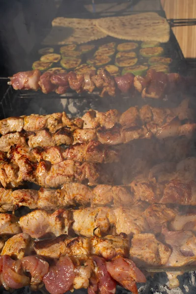 Grillad kebab matlagning på metall spett. Stekt kött tillagas på grill. — Stockfoto