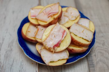 Domuz pastırmalı fırında patates.