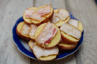 Domuz pastırmalı fırında patates.