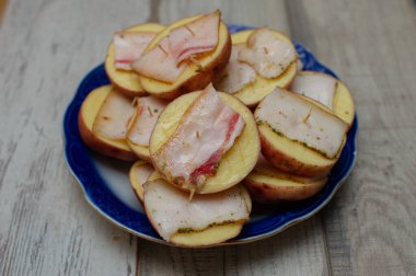 Domuz pastırmalı fırında patates.