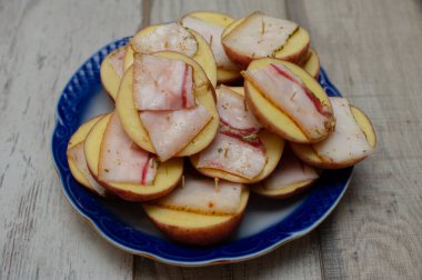 Domuz pastırmalı fırında patates.