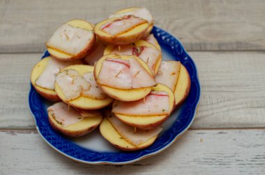 Domuz pastırmalı fırında patates.