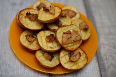 Domuz pastırmalı fırında patates.