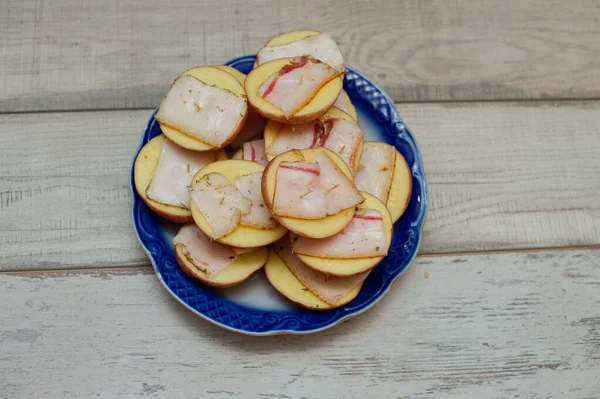 Bakad potatis med bacon på nära håll — Stockfoto