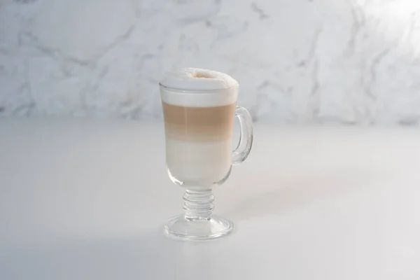 Caffè Latte Macchiato. Tazza di latte in un caffè . — Foto Stock