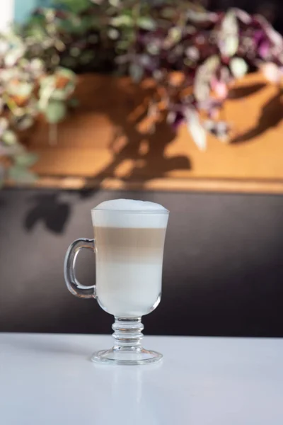 Café con leche Macchiato. Una taza de café con leche en un café . —  Fotos de Stock