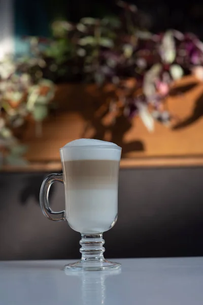 Café con leche Macchiato. Una taza de café con leche en un café . —  Fotos de Stock