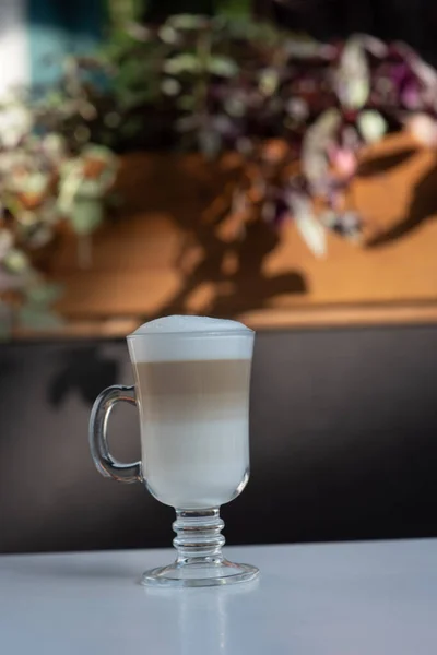 Café con leche Macchiato. Una taza de café con leche en un café . —  Fotos de Stock