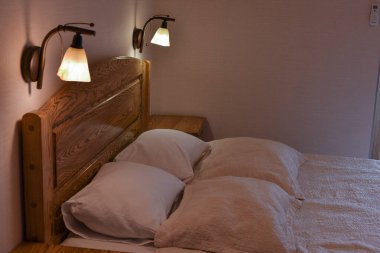 Otel odasında bir yatak. Yatak ve yastıklar