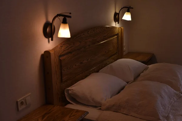 Ліжко в готельному номері. Ліжко та подушки — стокове фото