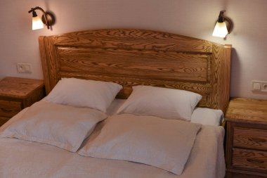 Otel odasında bir yatak. Yatak ve yastıklar