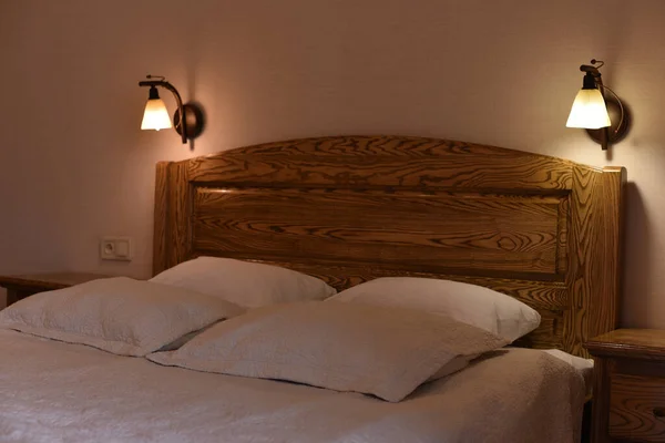 Ліжко в готельному номері. Ліжко та подушки — стокове фото