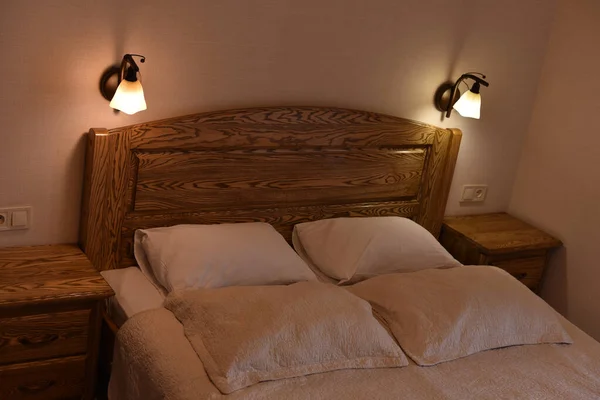 ホテルの部屋でベッド。枕とベッド — ストック写真