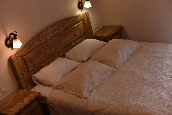 Letto in una camera d'albergo. Letto e cuscini — Foto Stock