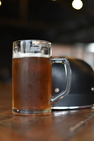 Un vaso de cerveza en una mesa de madera. Cerveza en un vaso — Foto de Stock